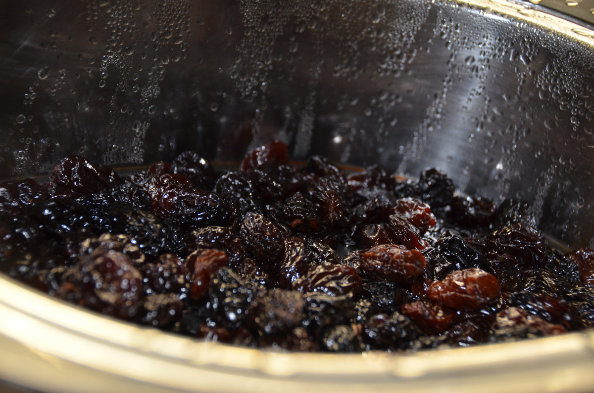 парю изюм в пароварке