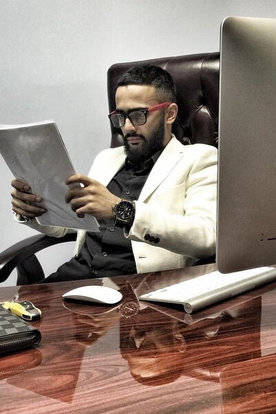 В микроблоге Гасанов рекламирует авторский курс «Мышление миллионера», обещая за шесть недель научить любого желающего основам ведения бизнеса