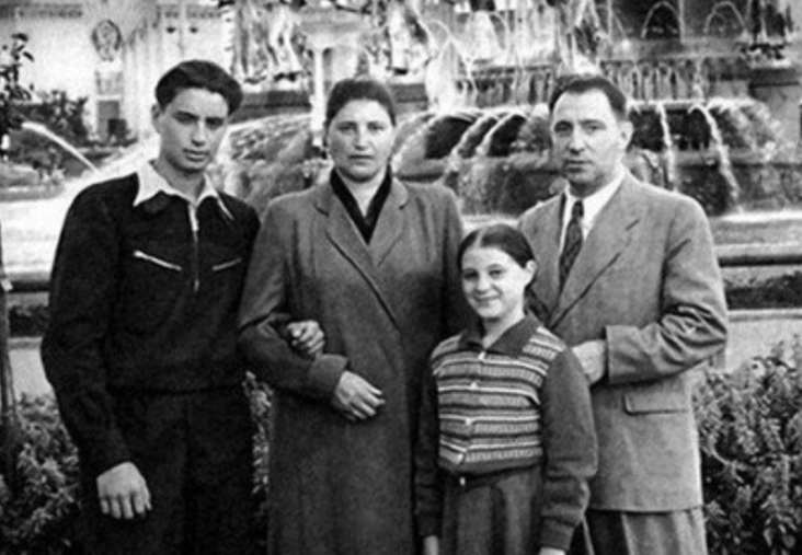 Вениамин Смехов с родителями и сестрой