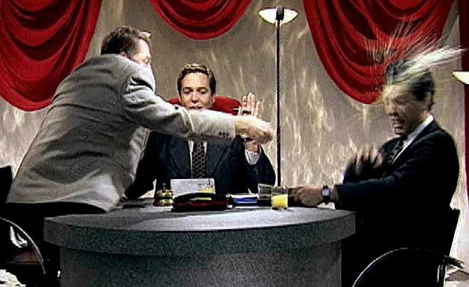 Жириновский вылил сок в лицо - Борису Немцову. 