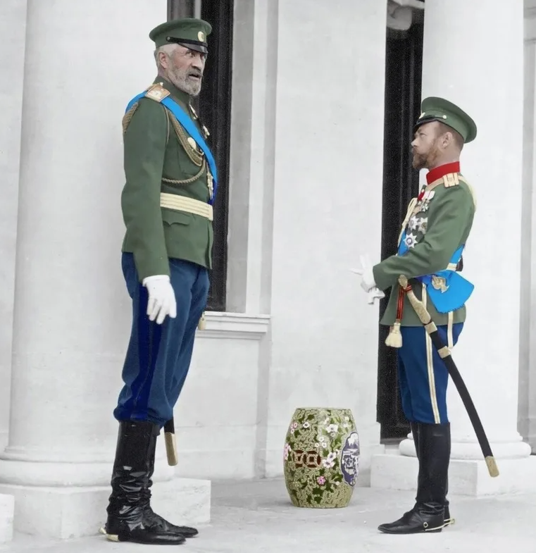 Император Николай II и его дядя, великий князь Николай Николаевич, верховный главнокомандующий.