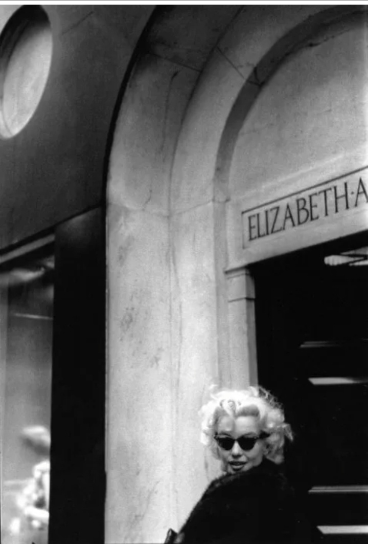 Мерлин Монро на 5-й Авеню возле парфюмерного магазина Элизабет Арден 