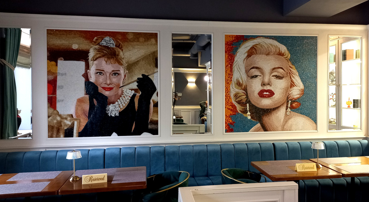 Одри Хепбёрн и Мэрилин Монро. Мозаики в ресторане «Штальман». Донецк. Фото 2025 год