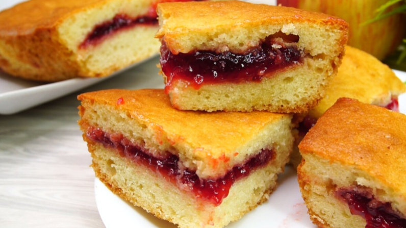 Заливной пирог с вареньем, в котором начинка не опускается на дно, а вся остается посередине.