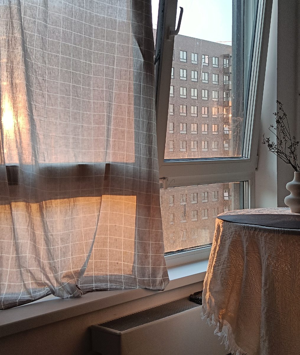 Ваби-саби как оно есть  — вместо шторы пока просто ткань, но как же мне все нравится... Особенно, когда окно приотрыто и эта "штора" колышется на ветру. 
