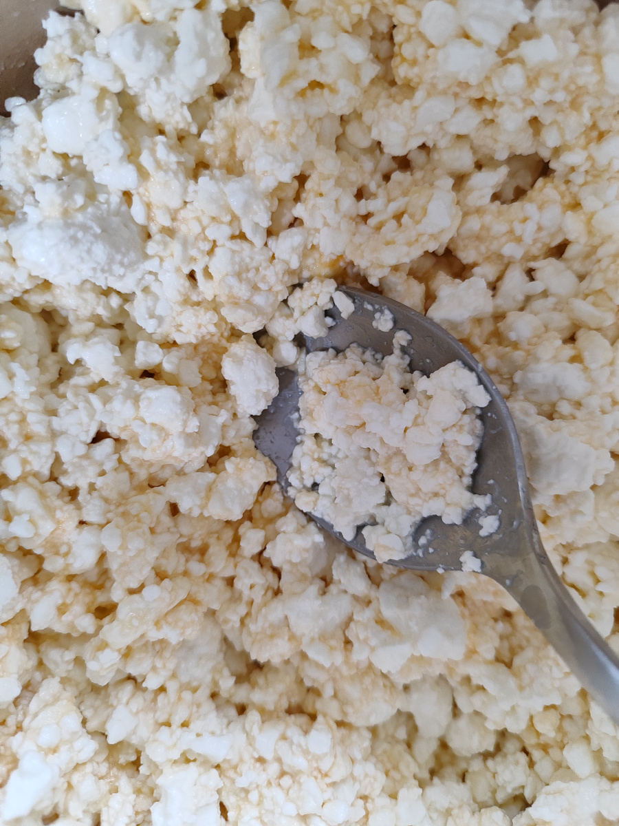 Творог с яйцами , солью и перцем.