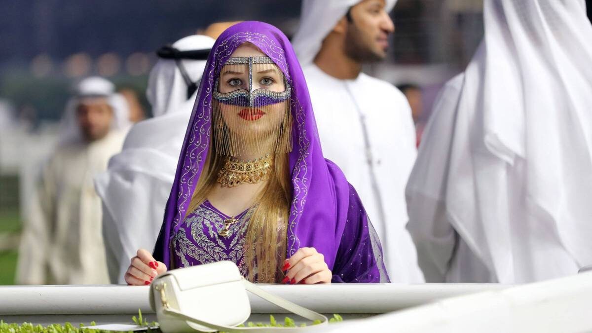    Жительница Объединенных Арабских Эмиратов наблюдает за скачками на дубайском ипподроме Мейдан / Фото: Frank Sorge / IMAGO / Galoppfoto / ТАСС