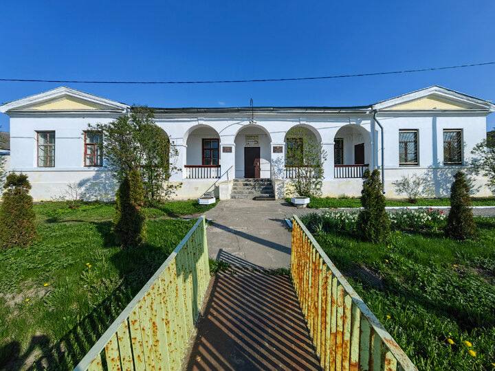 д. Ополье, Ленинградская обл. Теперь тут не музей, а администрация племенного завода по разведению КРС. Всё отремонтировано и отреставрировано, есть табличка памятная.