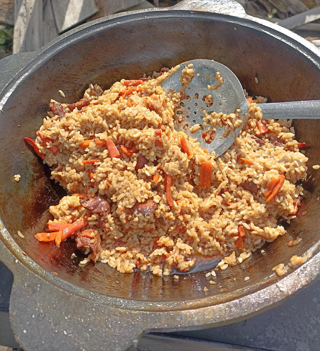 Готовый плов. Супруг вытащил уже чеснок и стручки перца острого