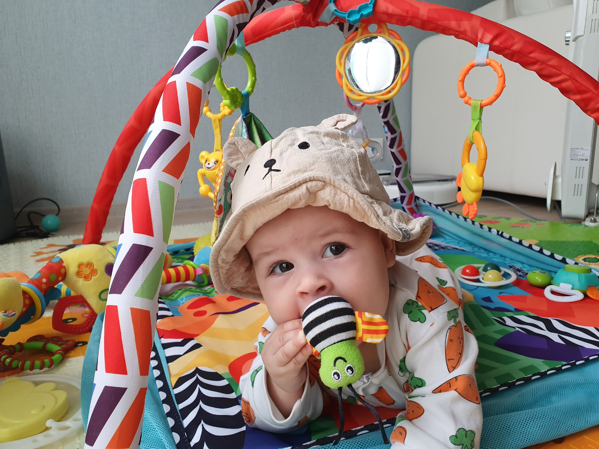 Готовим летний гардероб. Нашла Санину панамку, в которой он в годик ходил