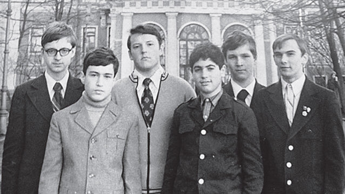 Григорий Перельман (4-й слева на фото)