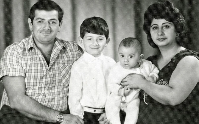 Братья Галустяны на руках у родителей