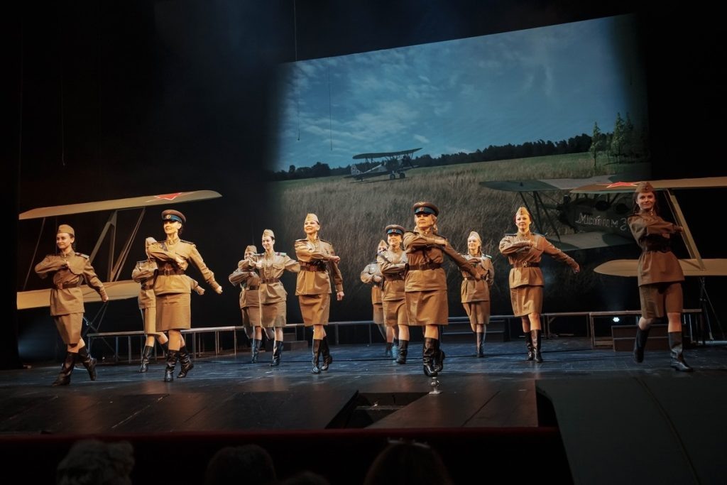 сцена из спектакля «Небо. Родина. Любовь» (фото: Олег Метлин / ТАТД)