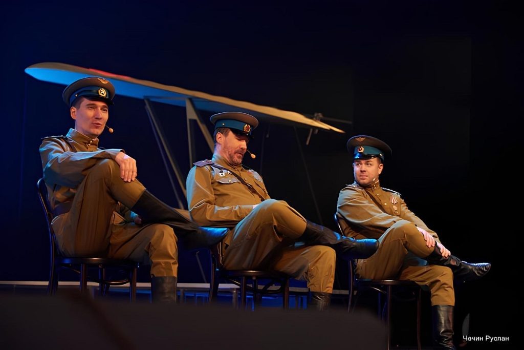 сцена из спектакля «Небо. Родина. Любовь» (фото: Руслан Чечин / ТАТД)
