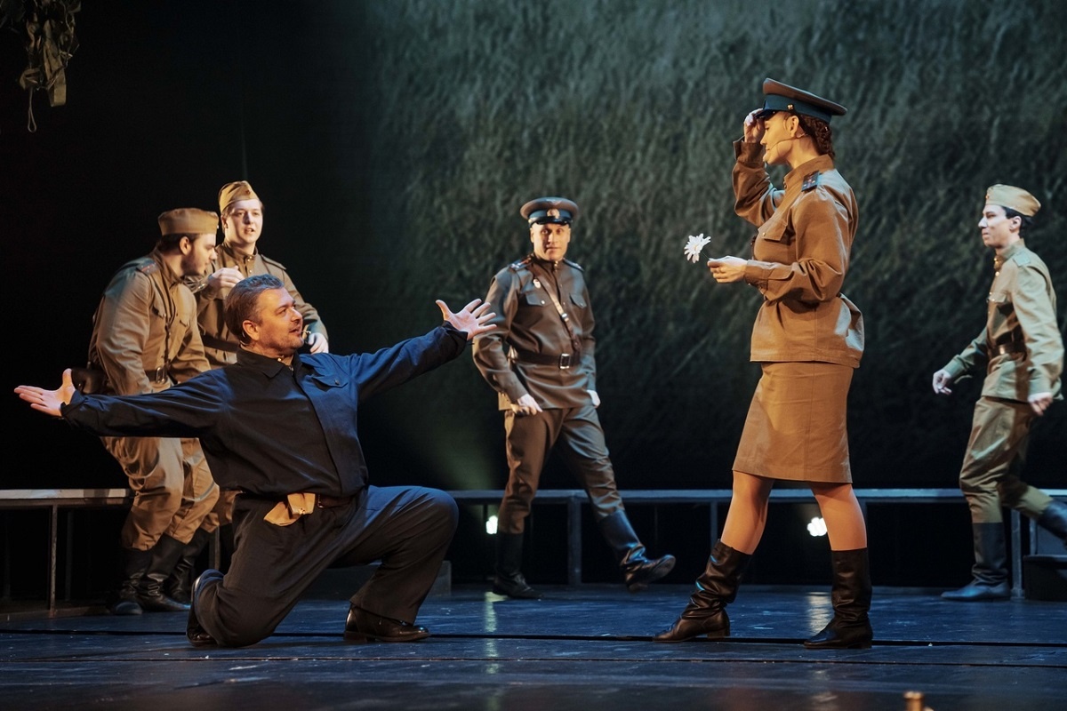 сцена из спектакля «Небо. Родина. Любовь» (фото: Олег Метлин / ТАТД)