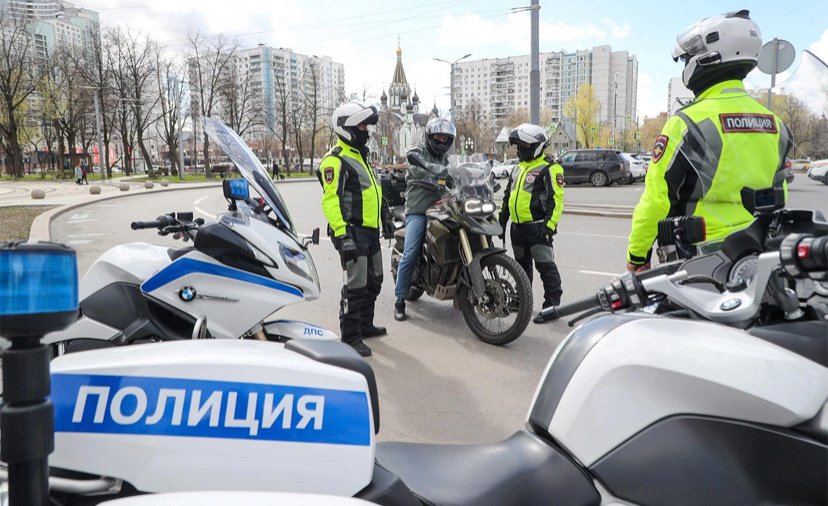 С какими правами можно ездить на мотоцикле

Категория А. Разрешает управление мотоциклами и квадроциклами с мотоциклетным типом руля, объемом двигателя свыше 125 куб. см и мощностью от 15 л.с.
Категория А1. Легкие двухколесные моторизованные средства с объемом двигателя 50–125 куб. см и мощностью до 15 сил. Сюда входят всевозможные скутеры, мокики и мощные мопеды. Отметка о получении А1 ставится автоматически, если водитель успешно сдает на категорию А.
Категория М (мопеды). Самые легкие двухколесные ТС с мотором. Объем двигателя не должен превышать 50 куб. см. М также по умолчанию добавляется в удостоверение при наличии открытой категории А или В.

