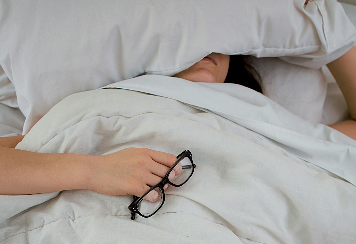Источник изображения: https://unsplash.com/photos/person-lying-on-bed-while-covering-face-with-pillow-and-holding-eyeglasses-GFKPATimbvM