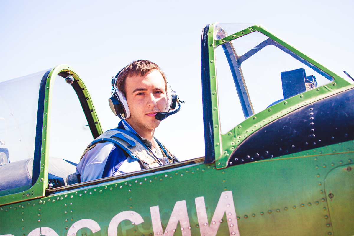 Тот самый Як-52. Тогда я еще учился на юрфаке и думал, что просто "полетать"...