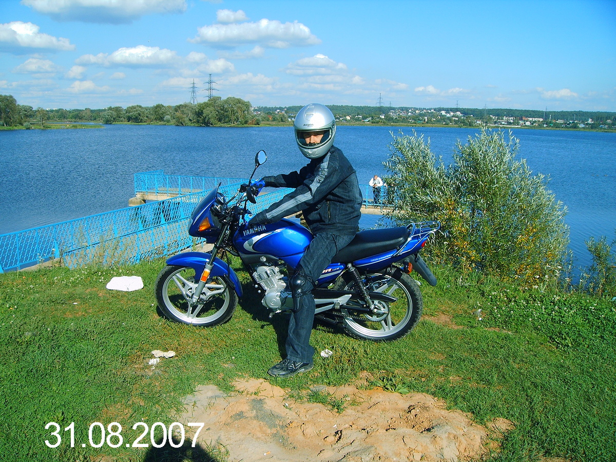 Первые уроки на мотоцикле. Это был один из первых шагов к ощущению скорости и независимости, которые потом стали важной частью моей жизни. С этого момента начался долгий путь приключений.