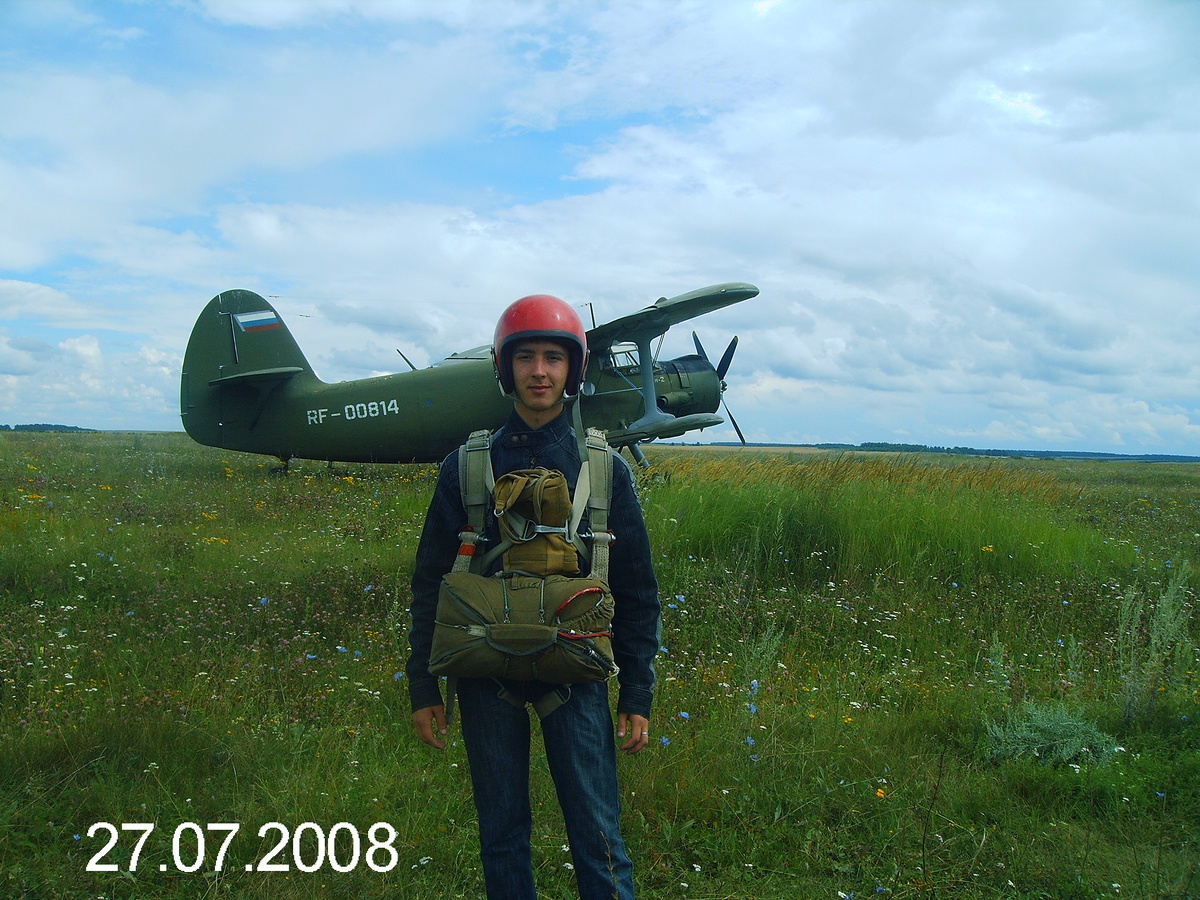 В 17 лет я впервые шагнул в пустоту из самолета. Тот самый первый прыжок с парашютом, который навсегда изменил многое во мне и зажег страсть к небу. С этого всё и началось!