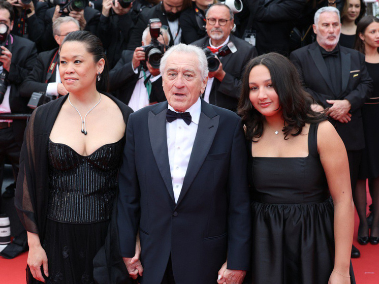     Де Ниро с дочкой и подругой. / Геннадий Авраменко