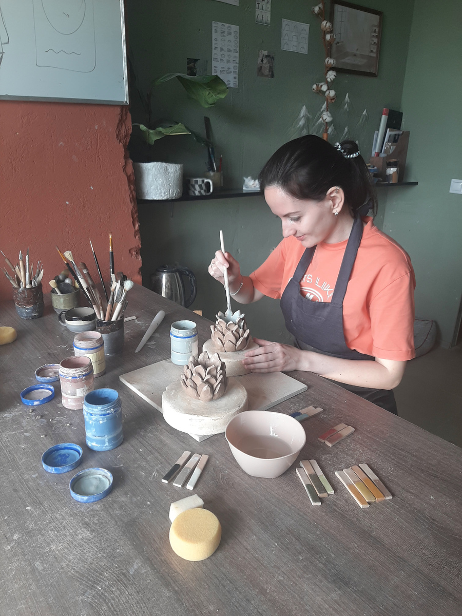 я в 2021 леплю из глины подсвечники и покрываю ангобами