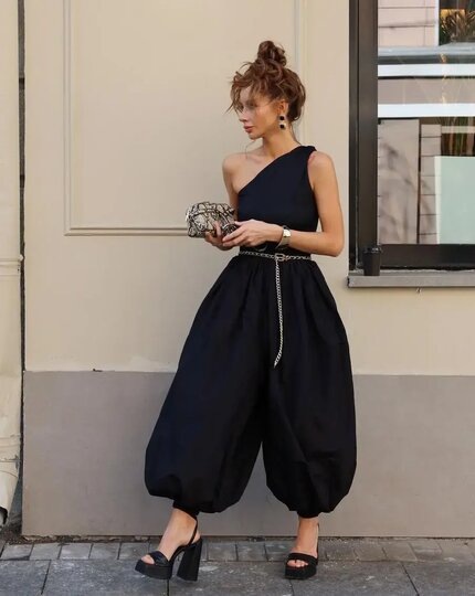    Такие брюки лучше всего смотрятся в не кричащих оттенках.соцсети @katrinkavesnа