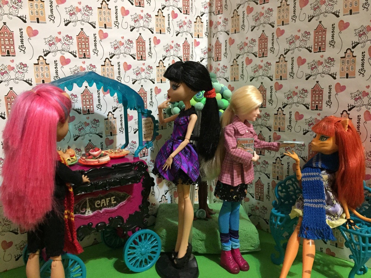 В летнем кафе продают много вкусного - ну как тут устоять?