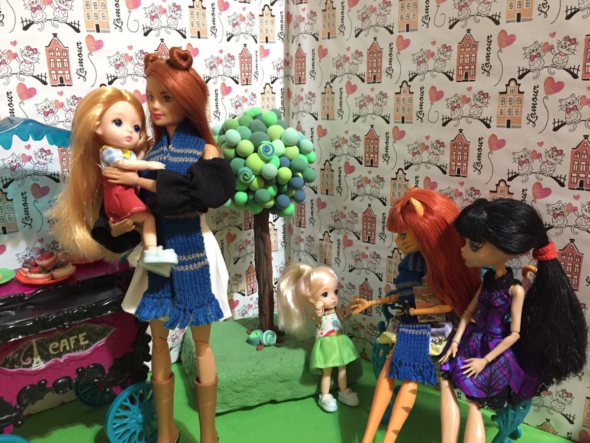 Дети гуляют и играют до позднего вечера