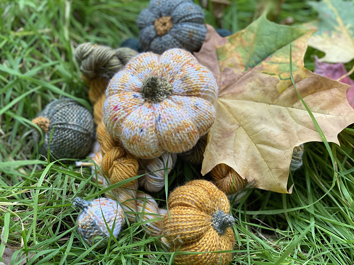 Вязаные тыквы - отличный осенний реквизит для фото. Также могут быть игольницами