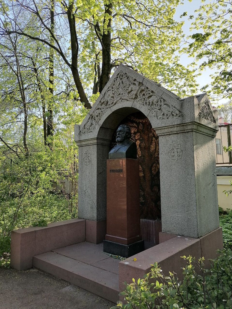 Памятник художнику А.Куинджи.