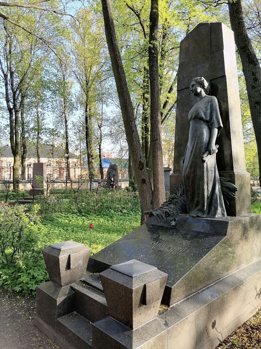 Памятник на могиле В. Комиссаржевской.