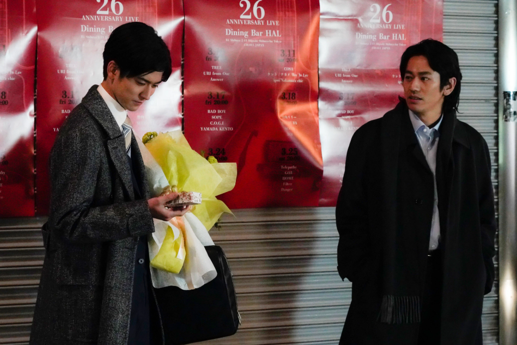 Касэ дарит Кавамуре подарок. Кадр из фильма «Импостер» (2023)