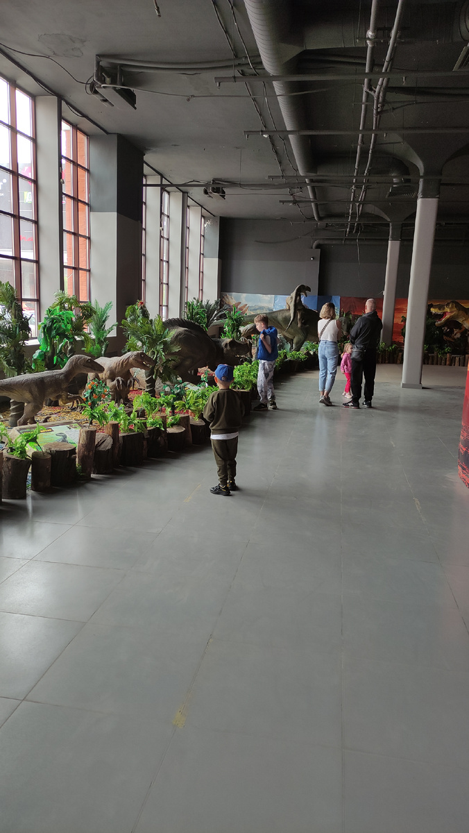 Вот там динозавры шевелятся и рычат 