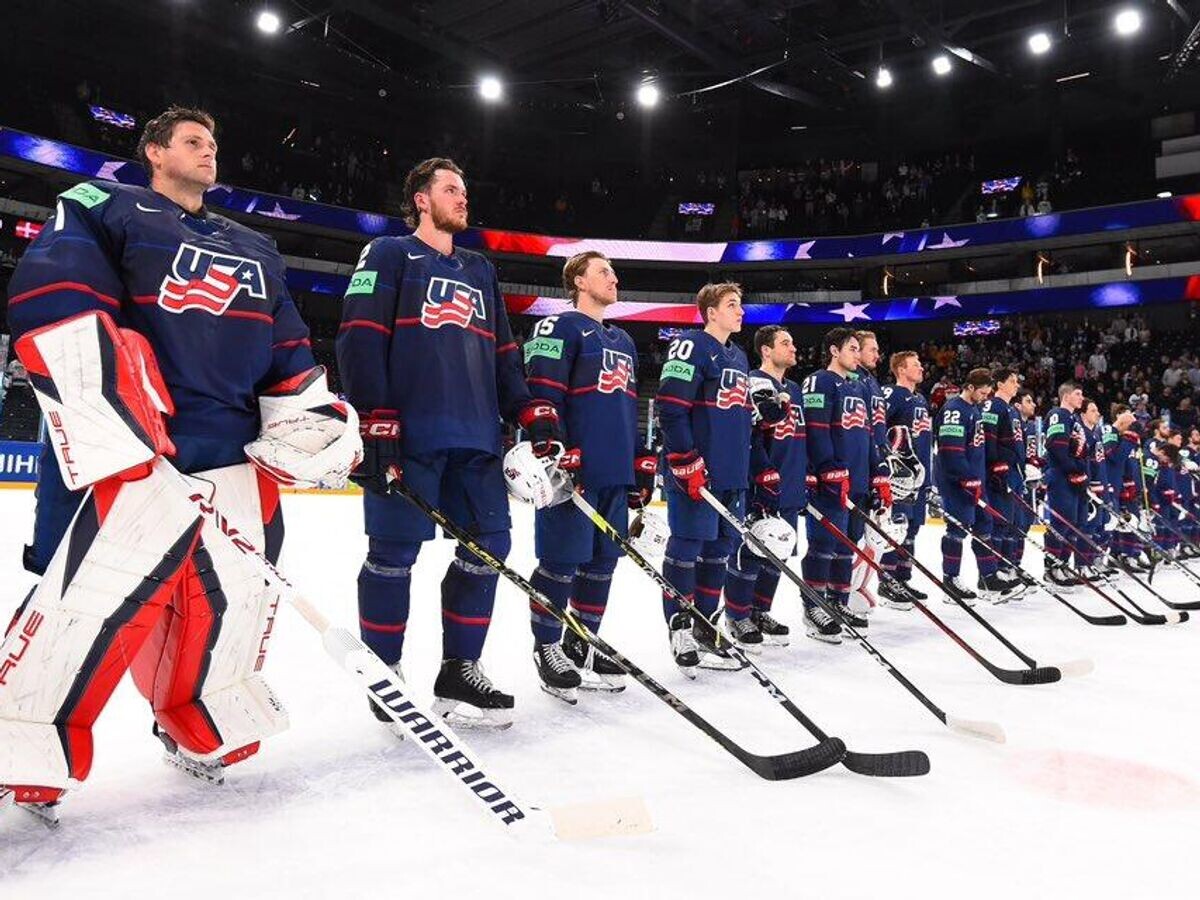    Хоккеисты сборной США по хоккею перед матчем чемпионата мира 2023 года© пресс-служба сборной США по хоккею