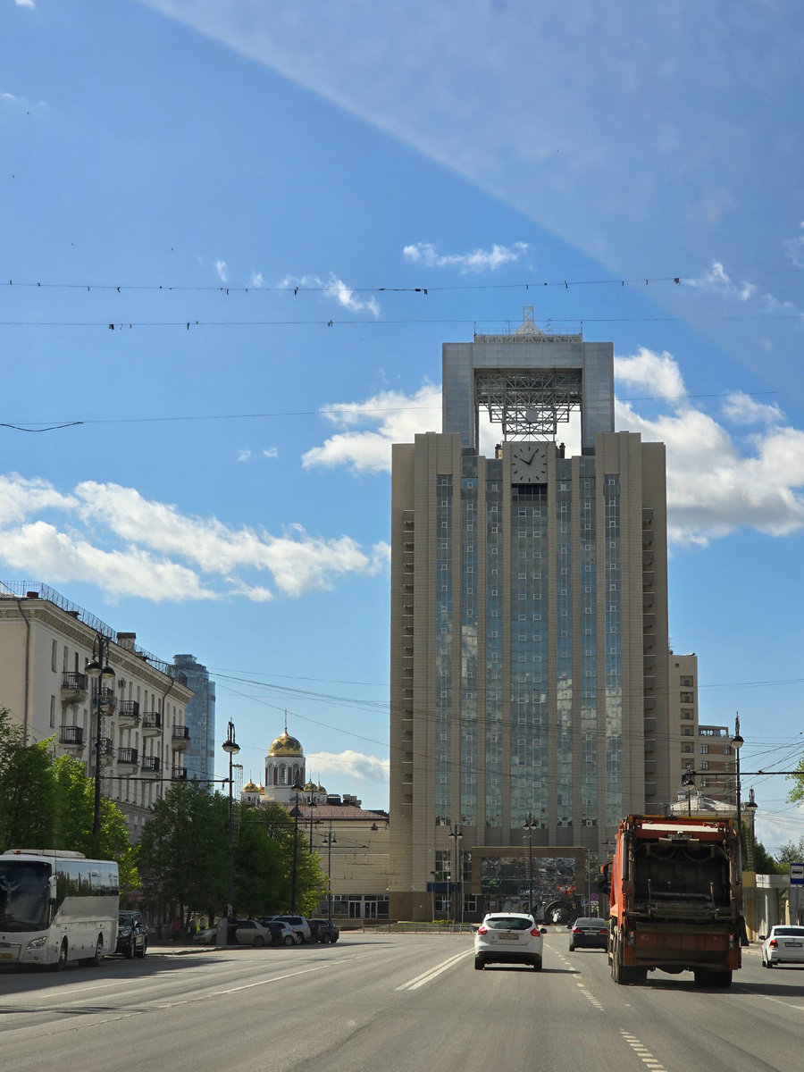 Офисное здание - бывший долгострой (аж с 70-х гг) какой-то гостиницы