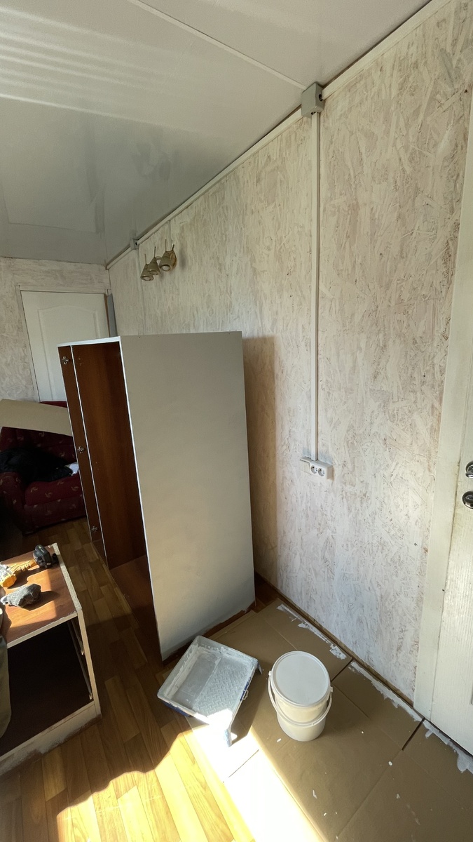 Стены покрыты грунтовкой