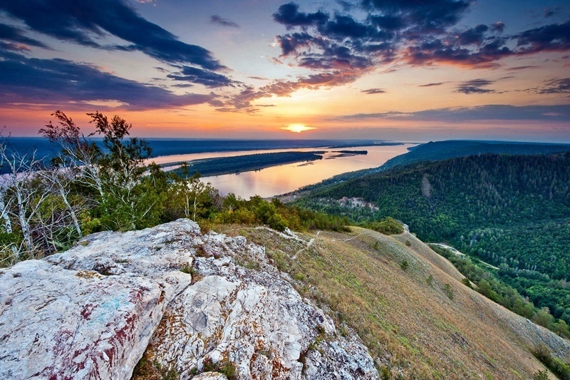 Два брата Сокол и Жигуль, левый и правый берега Волги...