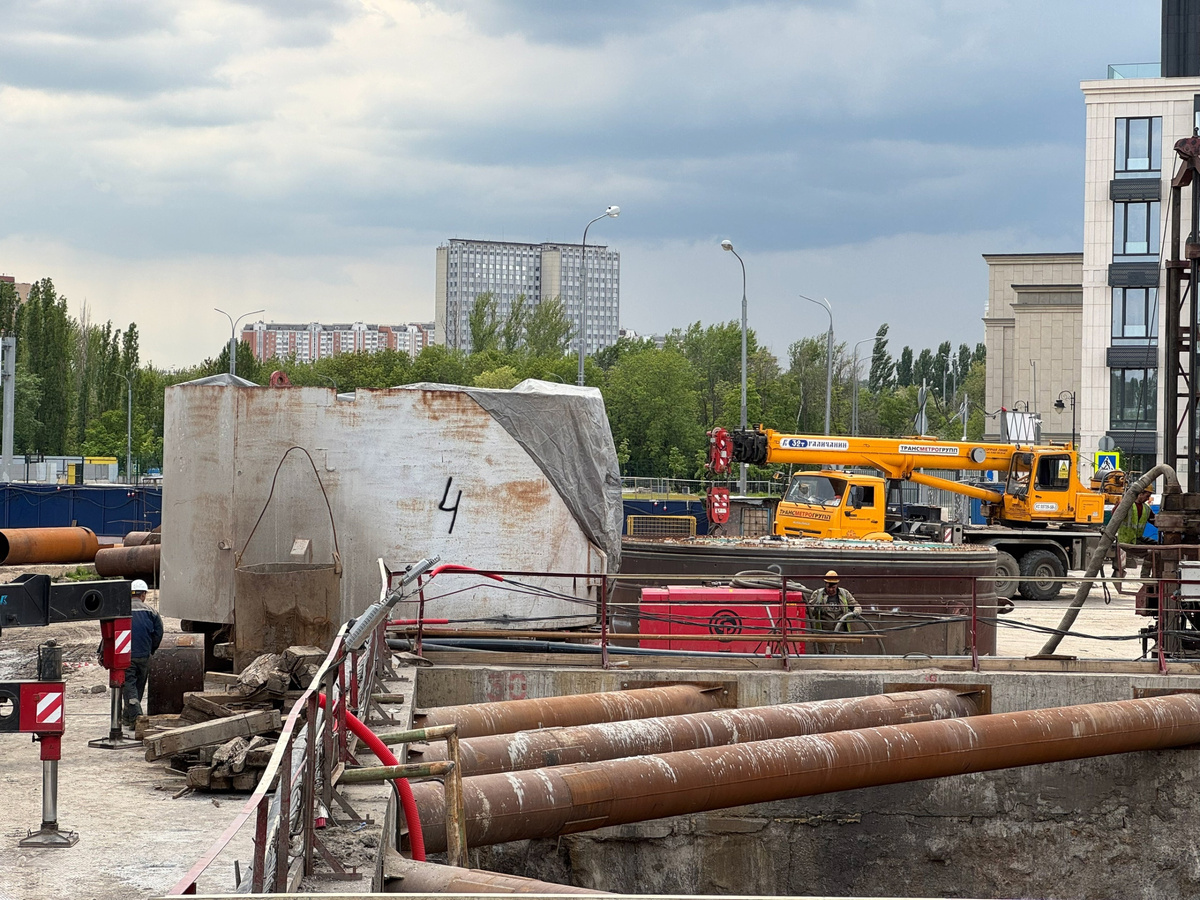 📷 1.1: К монтажной камере в сторону «Кленового бульвара» начали прибывать крупные детали головных частей ТПМК, в том числе юбки и привод. Ведется покраска деталей. 