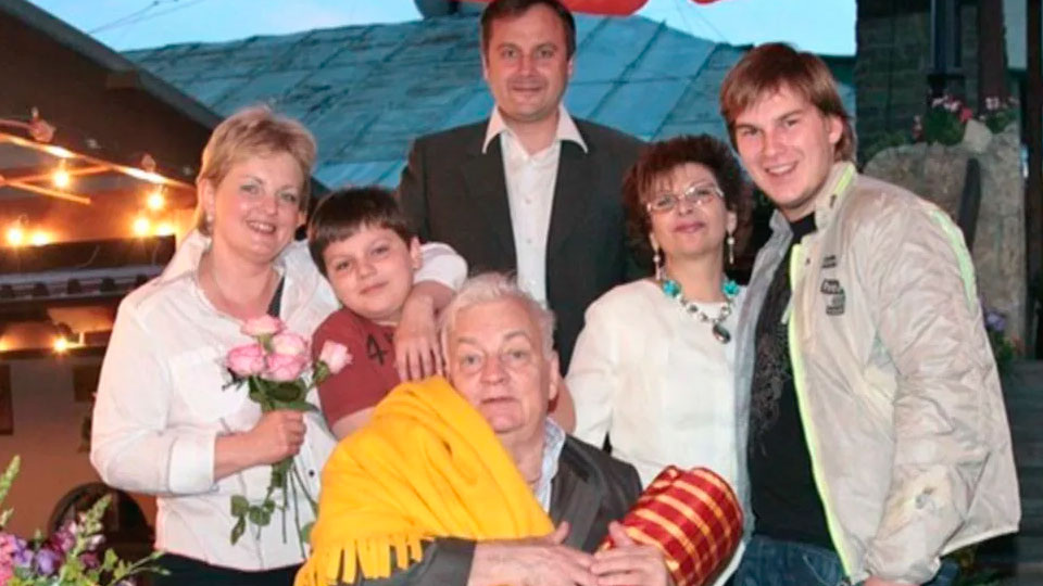 Михаил Державин с самыми дорогими ему людьми (Роксана Бабаян, дочь Мария с внуком и мужем и племянник Михаил)