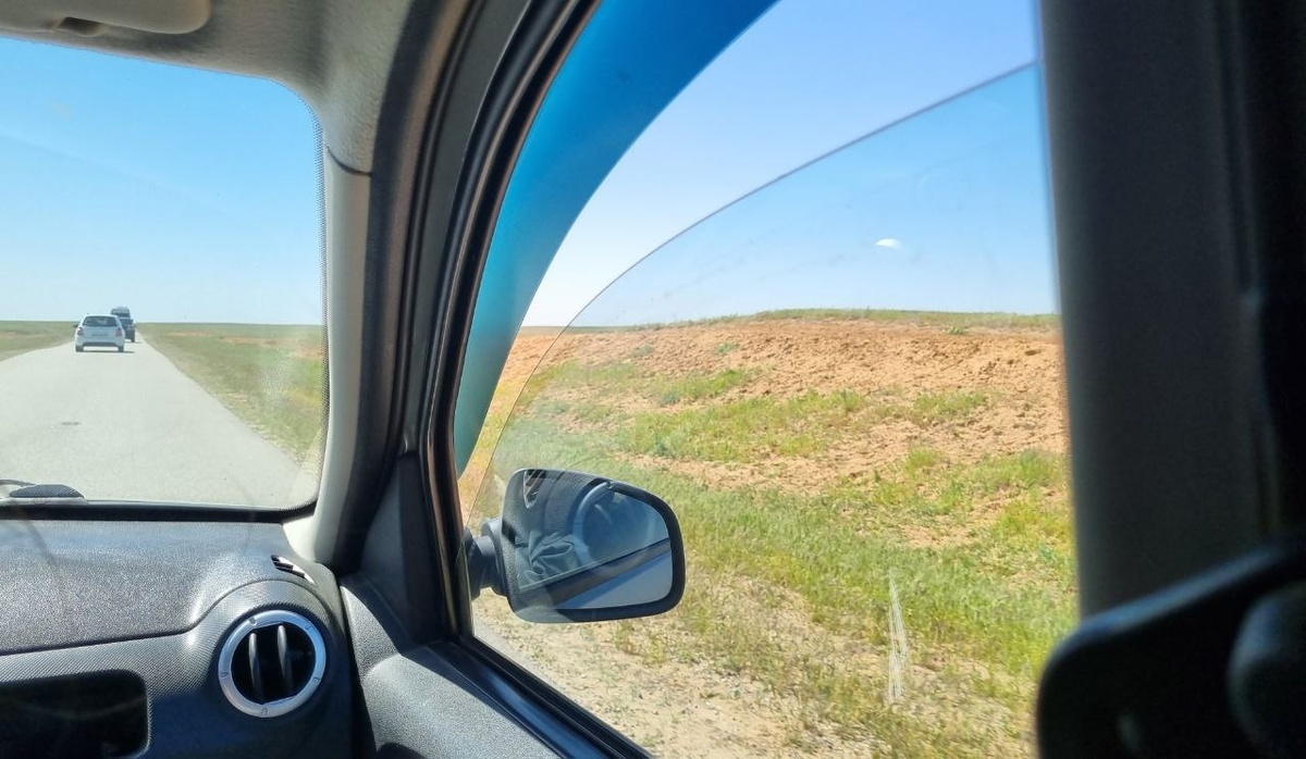 Большая часть дорога к барханам пролегала по грунтовке. ФОТО: Максим Черпак