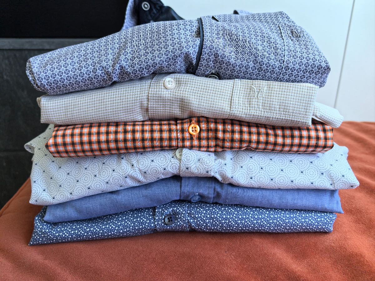 Это только с коротким рукавом рубашки. А есть еще с длинным и брюк полно.