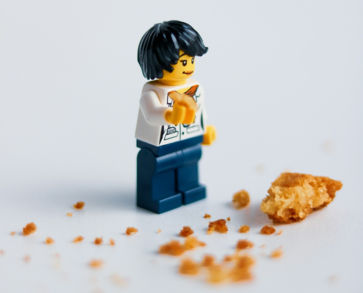 Источник изображения: https://unsplash.com/photos/a-toy-figurine-with-orange-and-yellow-objects-around-it-HWlgacos9tw