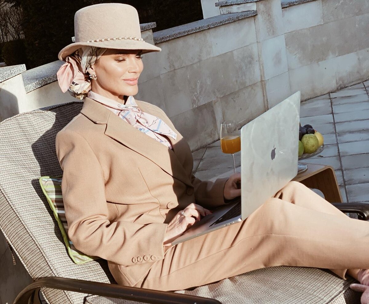 В современном мире знакомство часто происходит онлайн. И не стоит недооценивать этот канал.  Ваши социальные сети — это ваша цифровая визитная карточка, которую изучают мужчины до или после личной встречи.
