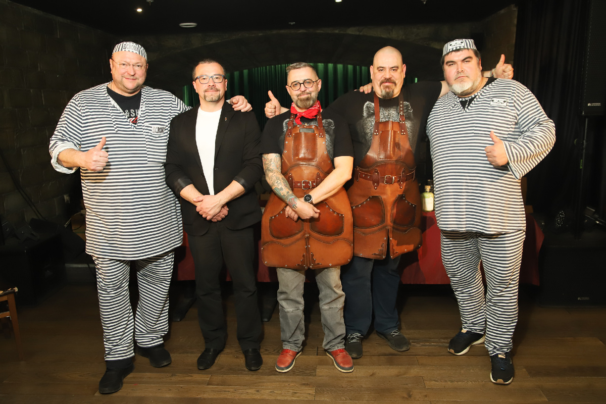 Виновники мероприятия с друзьями. Фото Романа Попазяна (с) 