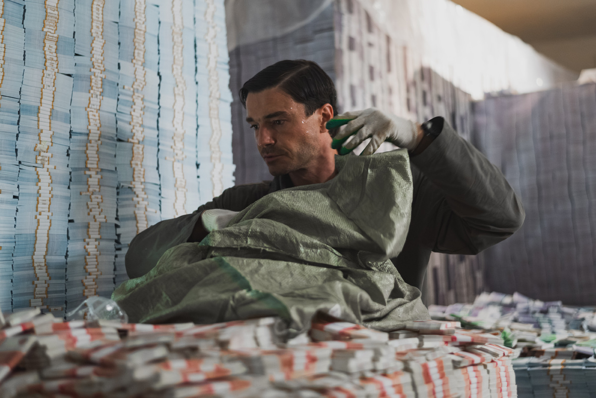     6 лучших сериалов про виртуозные аферы: от ограбления банка до махинаций с криптовалютой