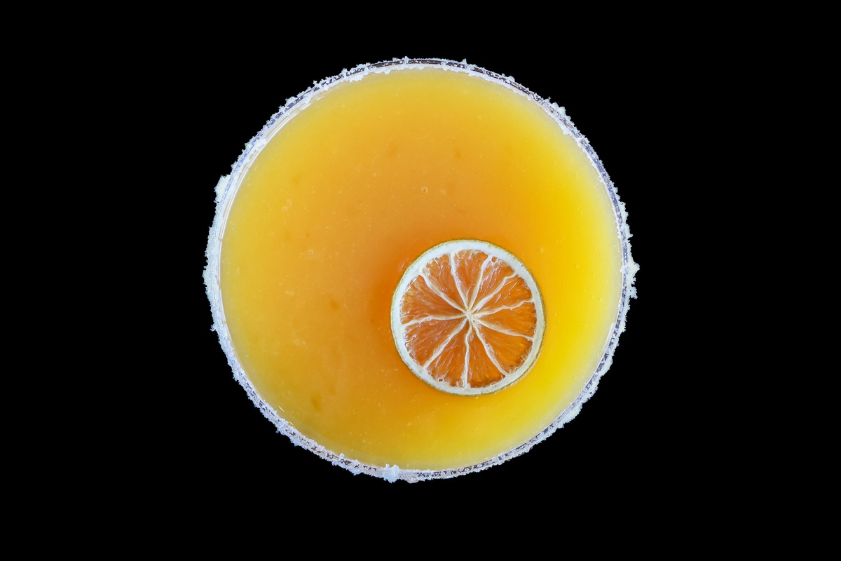 Источник изображения: https://unsplash.com/photos/a-glass-of-orange-juice-with-a-slice-taken-out-of-it-hbxNRhNcero