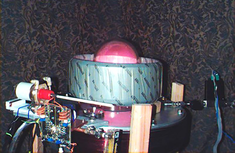 Первоначальный прототип машины для импульсного плазменного травления на кухне Патрика Прайбила в 2006 году.