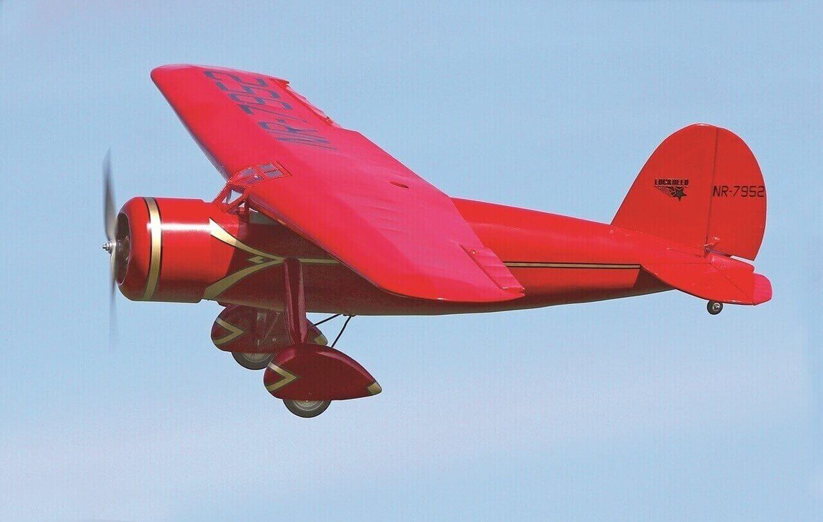 В 1932 году Амелия Эрхарт совершила на самолёте Lockheed Vega 5B первый беспосадочный трансатлантический перелё. Официальный сайт - https://ameliaearharthangarmuseum.org