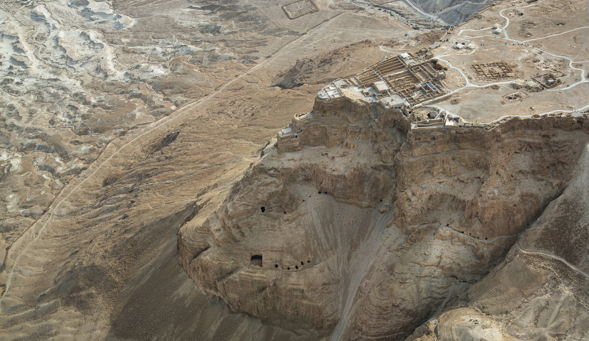 Вид с воздуха на крепость Масада, 3 декабря 2021 г. Фото: Moshe Shai/Flash90. https://stmegi.com/posts/120482/legenda-o-masade-razvenchana-osada-dlilas-dve-nedeli-a-ne-dva-goda/